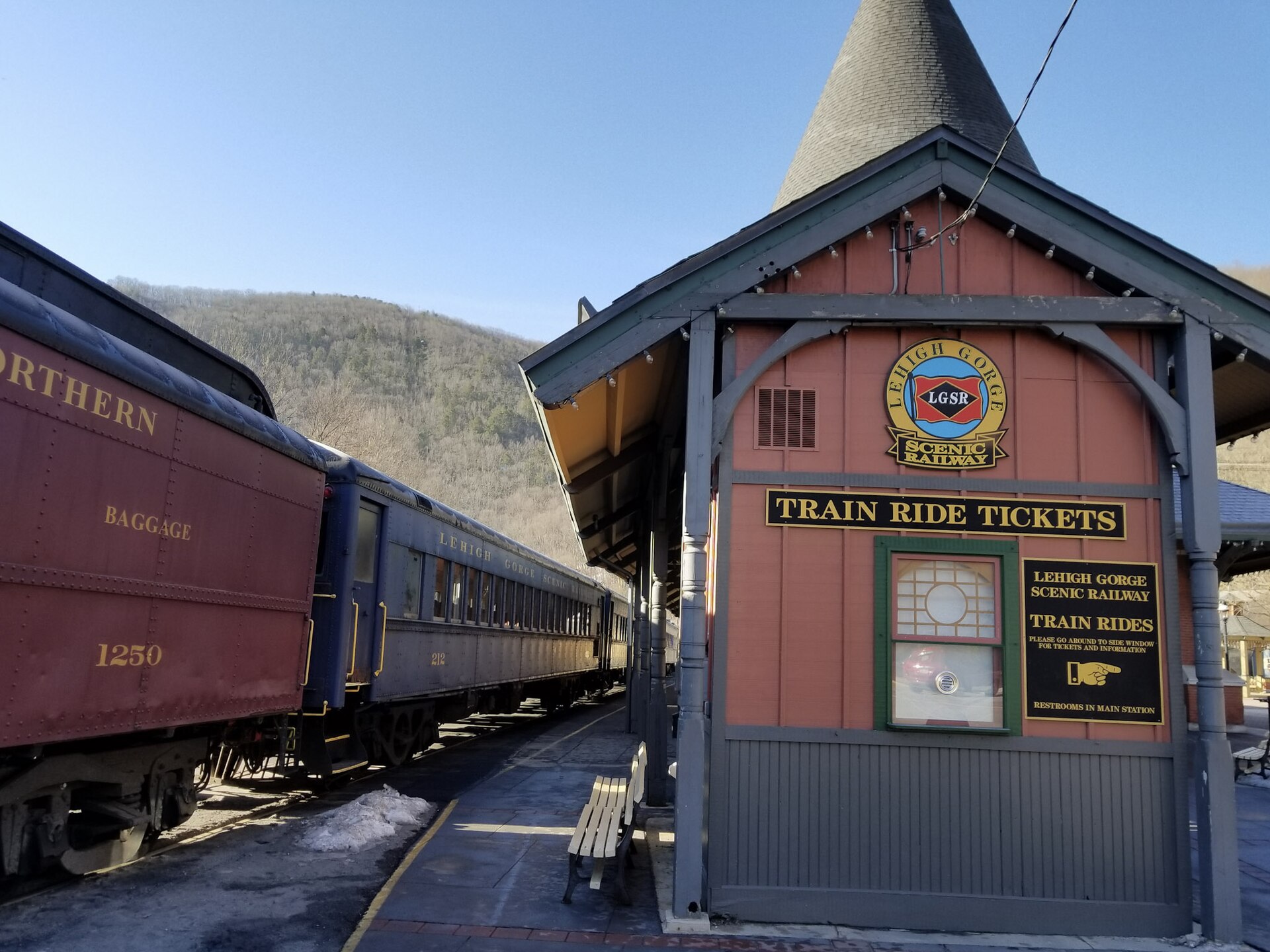 The Lehigh Gorge Scenic Railway ticket office with a train alongside the platform
